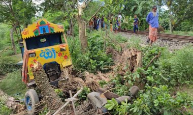 পাবনায় ট্রেনের সঙ্গে ট্রলির ধাক্কা, যুবক নিহত 