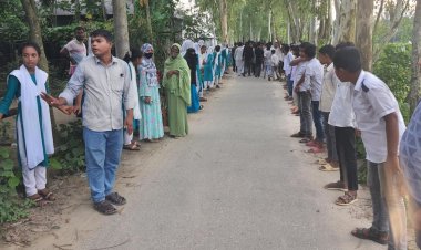 স্কুল ছুটির পর শিক্ষার্থীদের ৩ ঘণ্টা দাঁড় করিয়ে রাস্তা উদ্বোধন