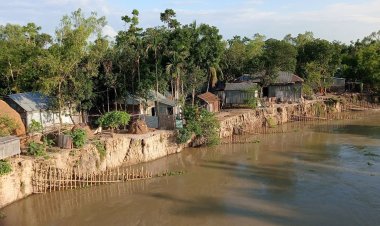 ভাঙছে বসতবাড়ি, আতঙ্কে নির্ঘুম রাত কাটছে নদীপাড়ের মানুষের