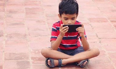 শিশুর মোবাইল আসক্তি কমাবেন যেভাবে