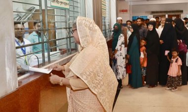 ১০ টাকায় টিকিট কেটে চোখ পরীক্ষা করালেন প্রধানমন্ত্রী