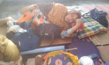 শ্রেণিকক্ষে বিছানা পেতে ঘুমাচ্ছেন শিক্ষিকা, বাতাস করছে শিক্ষার্থী