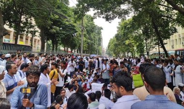 সায়েন্সল্যাবের রাস্তা অবরোধ করে চিকিৎসকদের আন্দোলন