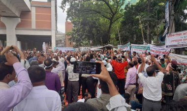 প্রেসক্লাবে অবস্থান কর্মসূচি পুলিশের বিরুদ্ধে শিক্ষক পেটানোর অভিযোগ