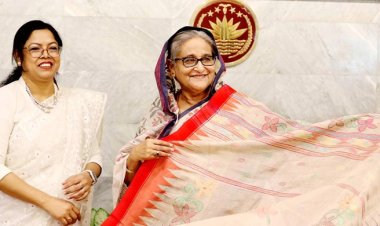 কলাগাছের তন্তুর শাড়ি উপহার পেলেন প্রধানমন্ত্রী