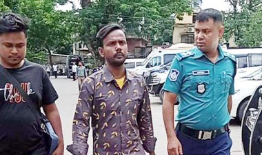 ডিবি কার্যালয়ে হিরো আলম