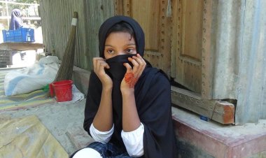 বিয়ের দাবিতে প্রেমিকের বাড়িতে স্কুলছাত্রীর অনশন