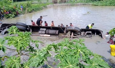 ঝালকাঠিতে যাত্রীবাহী বাস নিয়ন্ত্রণ হারিয়ে পুকুরে, নিহত ১৭