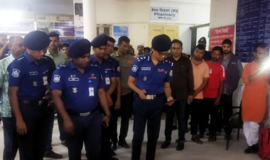 ঝালকাঠি বাস নিয়ন্ত্রণ হারিয়ে পুকুরে দুর্ঘটনায় হতাহতদের দেখতে হাসপাতালে ডিআইজি