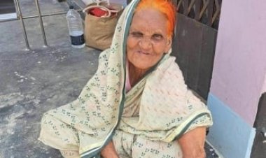 বৃদ্ধ মাকে বের করে দিয়েছে ছেলে