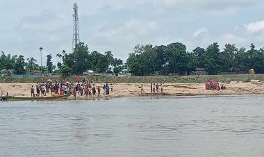 সোমেশ্বরী নদীতে দুই বালুবাহী নৌকার সংঘর্ষ, শ্রমিক নিখোঁজ