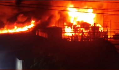 না.গঞ্জে আগুনে পুড়ল কারখানা, ‘দেরি’র অভিযোগ ফায়ারের বিরুদ্ধে