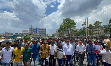 ডেঙ্গু সচেতনতায় লিফলেট বিতরণ তাবিথ আউয়ালের