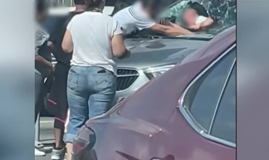  গাড়ির কাঁচ ভেঙে সন্তানকে উদ্ধার করলেন বাবা