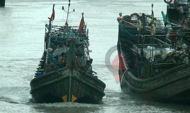  উত্তাল সমুদ্র, লোকসান জেনেও ঘাটে ফিরছে শতশত ট্রলার 