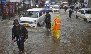  প্রবল বৃষ্টিতে মুম্বাইয়ে রেড অ্যালার্ট, স্কুল-কলেজ বন্ধ