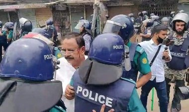 ছবিতে বিএনপির অবস্থান কর্মসূচিতে পুলিশের অ্যাকশন