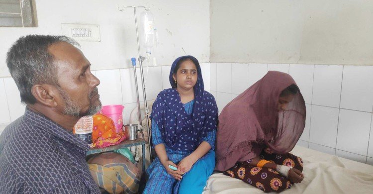 বখাটের হামলায় অন্তঃসত্ত্বা নারীসহ আহত ৭