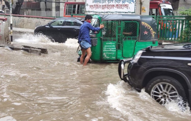 বৃষ্টিতে ডুবেছে ঢাকার সড়ক-অলিগলি