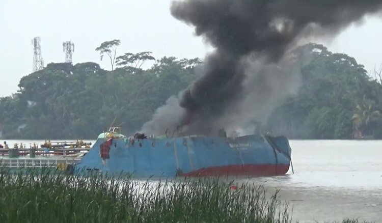 সুগন্ধায় তেলবাহী জাহাজে বিস্ফোরণ, দগ্ধ ৫