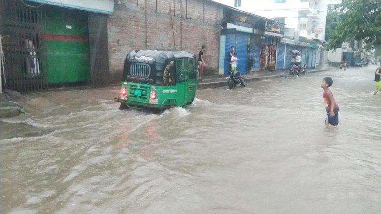বৃষ্টিতে ডুবেছে ঢাকার সড়ক-অলিগলি