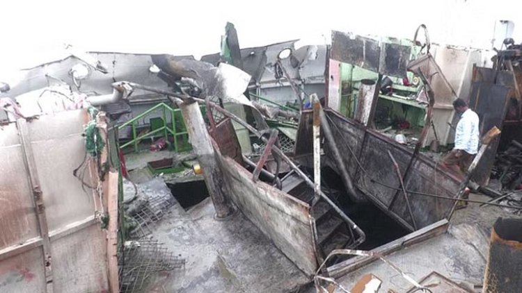 ঝালকাঠিতে বিস্ফোরণে নদীতে পড়া জাহাজের অংশে মিলল আরও ২ লাশ