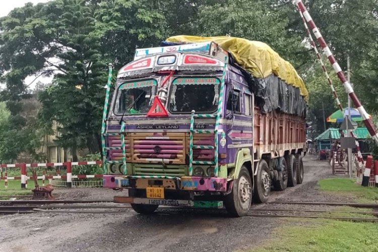 হিলি স্থলবন্দর দিয়ে আমদানি-রপ্তানি শুরু