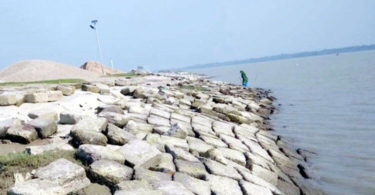 দেবে গেছে ৬৮১ কোটির বেড়িবাঁধ, কিছু অবকাঠামোর নাট-বল্টু গায়েব