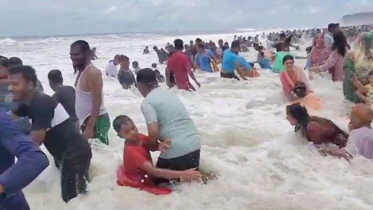 উত্তাল সাগরে ঝুঁকি নিয়ে গোসল করছেন পর্যটকরা