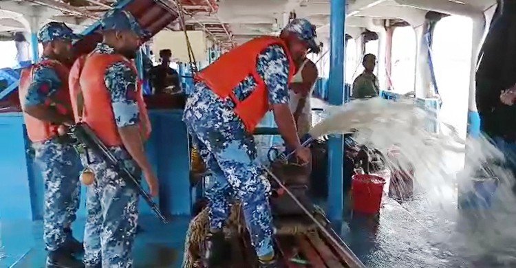 লঞ্চের তলা ফেটে পানি প্রবেশ, নিরাপদে নেওয়া হচ্ছে যাত্রীদের