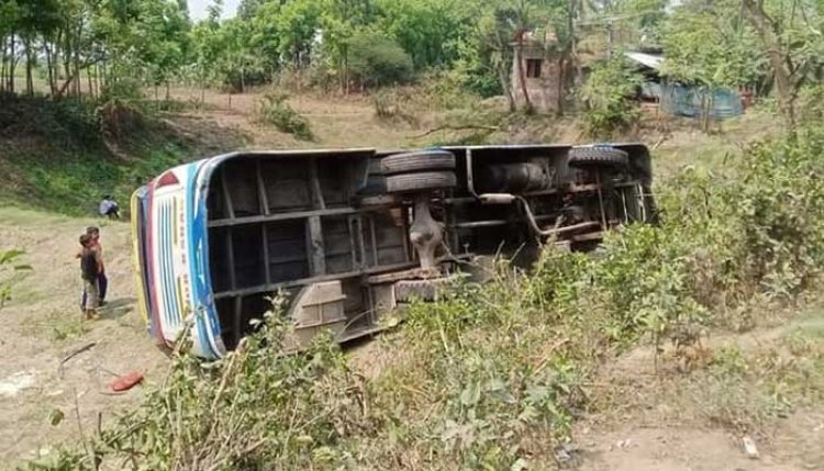 বাস উল্টে খাদে পড়ে নিহত ১, আহত ১৫