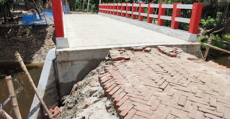 ব্রিজ নির্মাণের দেড় মাসে সংযোগ সড়কে ধস