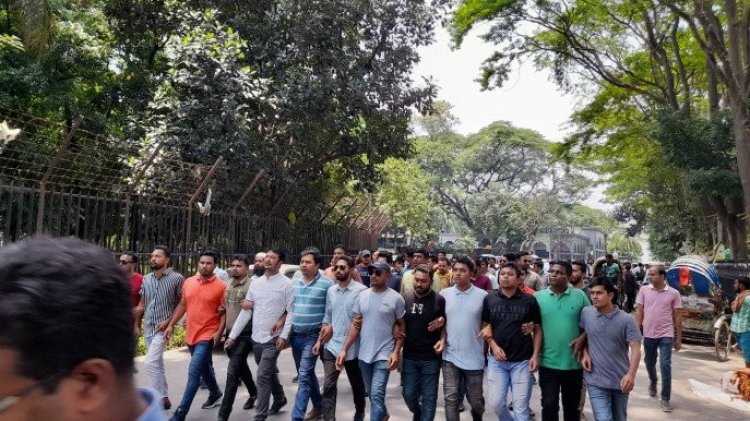 ছাত্রদলের মিছিল প্রতিহত করতে গিয়ে ছাত্রলীগের দু’পক্ষে হাতাহাতি