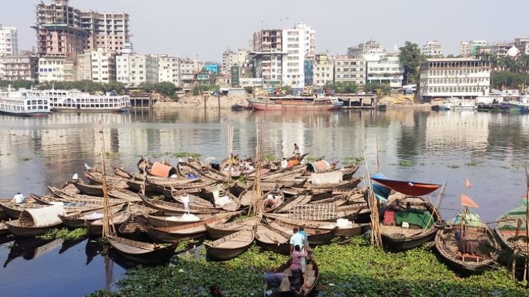 বুড়িগঙ্গা নদী পারাপারের সব নৌযান বন্ধ