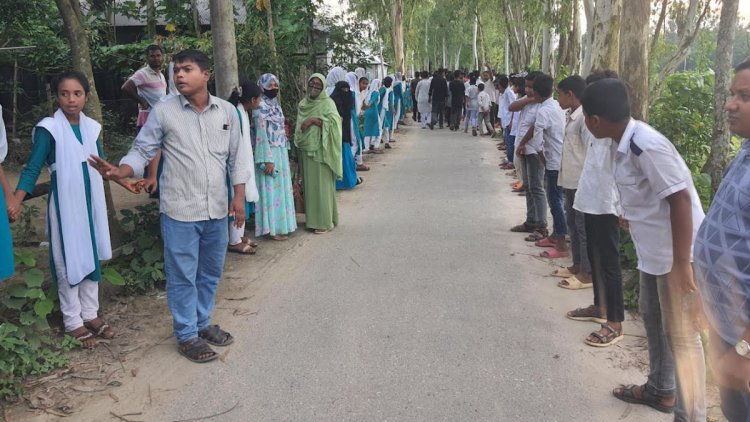 স্কুল ছুটির পর শিক্ষার্থীদের ৩ ঘণ্টা দাঁড় করিয়ে রাস্তা উদ্বোধন