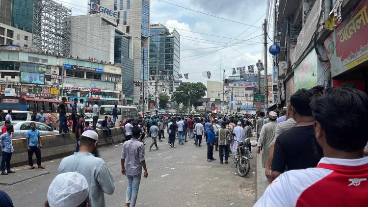 গুলশান শপিং সেন্টার সিলগালা, সড়ক অবরোধ করে ব্যবসায়ীদের প্রতিবাদ