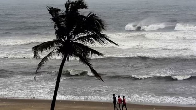 সাগরে ঝোড়ো হাওয়ার শঙ্কায় বন্দরে সতর্কতা