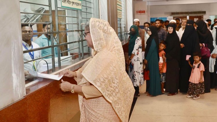 ১০ টাকায় টিকিট কেটে চোখ পরীক্ষা করালেন প্রধানমন্ত্রী