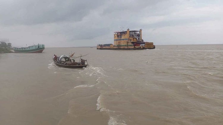 পদ্মায় তীব্র স্রোতে ফেরি চলাচল ব্যাহত