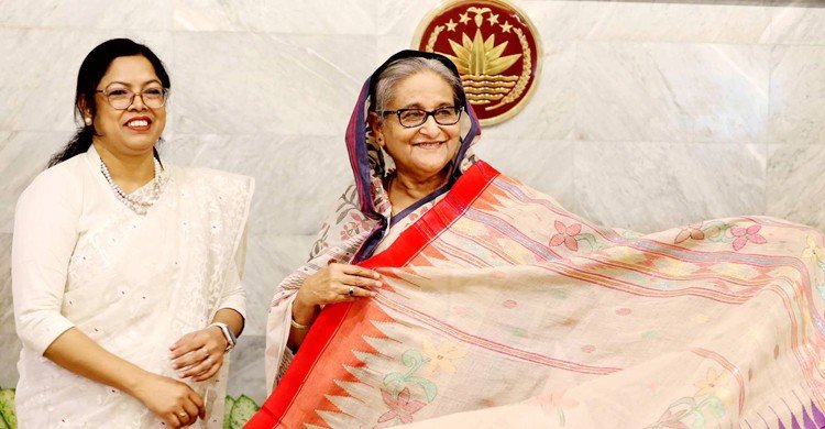 কলাগাছের তন্তুর শাড়ি উপহার পেলেন প্রধানমন্ত্রী