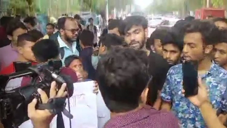 রাকিব হত্যার বিচার দাবিতে ধানমন্ডিতে সড়ক অবরোধ