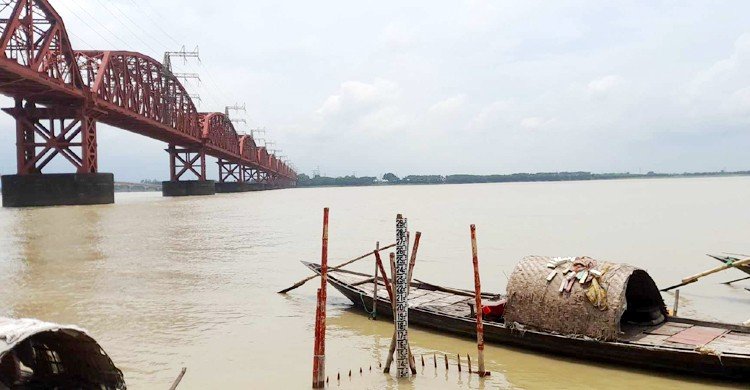 ঈশ্বরদীতে বেড়েই চলছে পদ্মার পানি, তলিয়ে যাচ্ছে ফসলি জমি