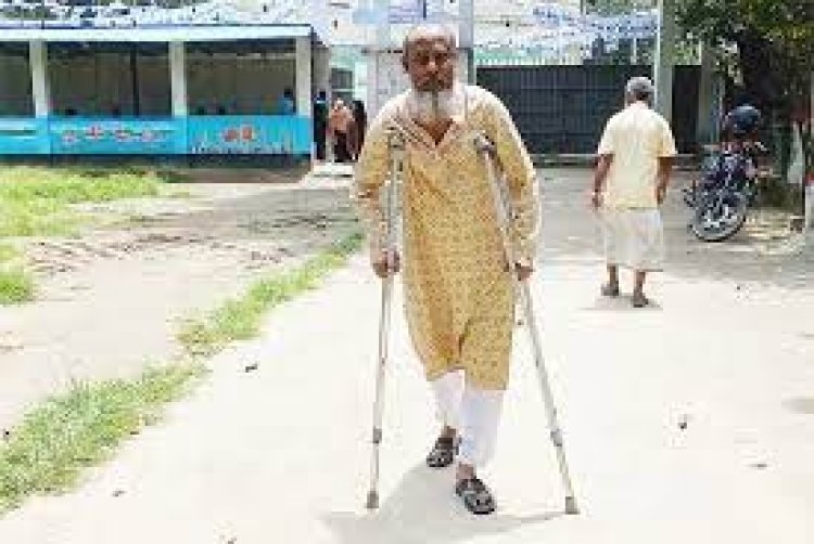 খুঁড়িয়ে ভোট দিতে এসে কাশেম বললেন, এমন পরিবেশ চাই না