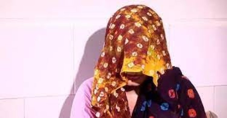 প্রেমিকের বাড়িতে দুই সন্তানের জননীর অনশন