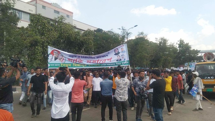 শোভাযাত্রায় অংশ নিতে সাত রাস্তায় জড়ো হচ্ছেন নেতাকর্মীরা