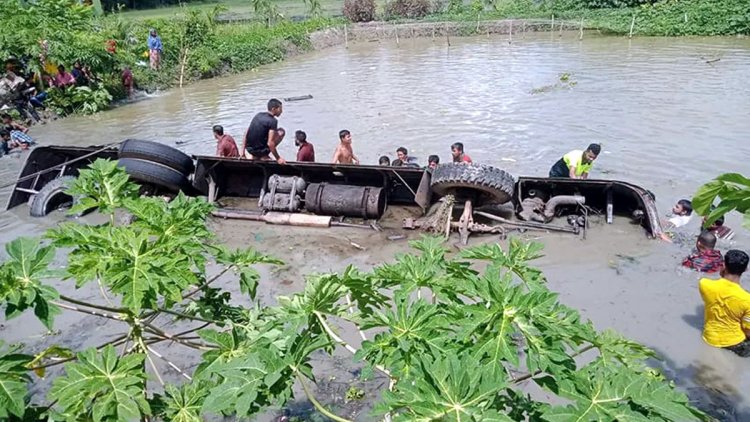 ঝালকাঠিতে যাত্রীবাহী বাস নিয়ন্ত্রণ হারিয়ে পুকুরে, নিহত ১৭