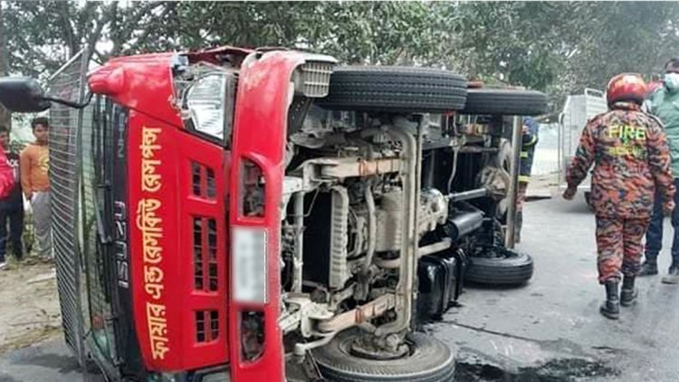 ফায়ার সার্ভিস চালকের হার্ট অ্যাটাক, দুর্ঘটনায় নিহত ২