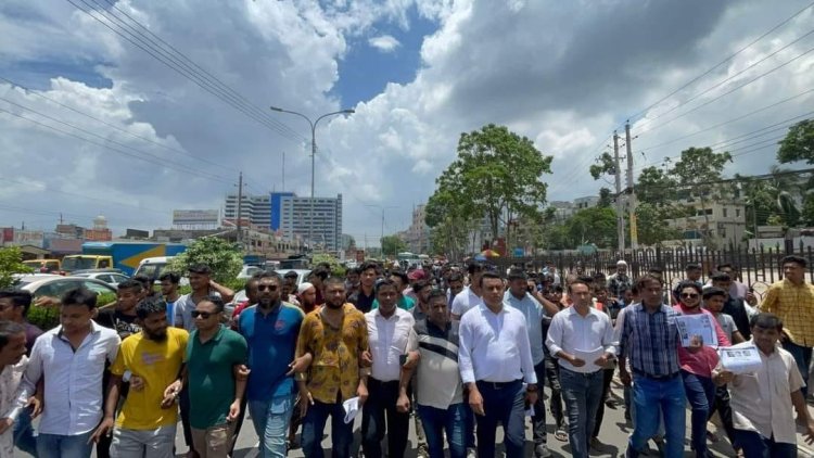 ডেঙ্গু সচেতনতায় লিফলেট বিতরণ তাবিথ আউয়ালের