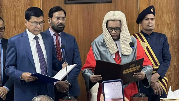 শপথ নিয়েছেন নতুন মহাহিসাব নিরীক্ষক নুরুল ইসলাম