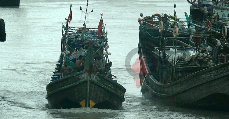 উত্তাল সমুদ্র, লোকসান জেনেও ঘাটে ফিরছে শতশত ট্রলার